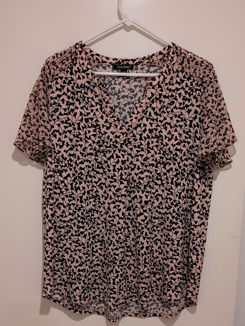 Roz & Ali Pink and Black V-Neck Short Sleeve Top